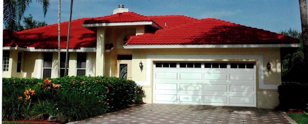 doorLink 590/591 garage door in White with Stockbridge windows